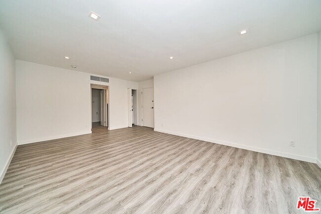 Building Photo - 425 S Willaman Dr