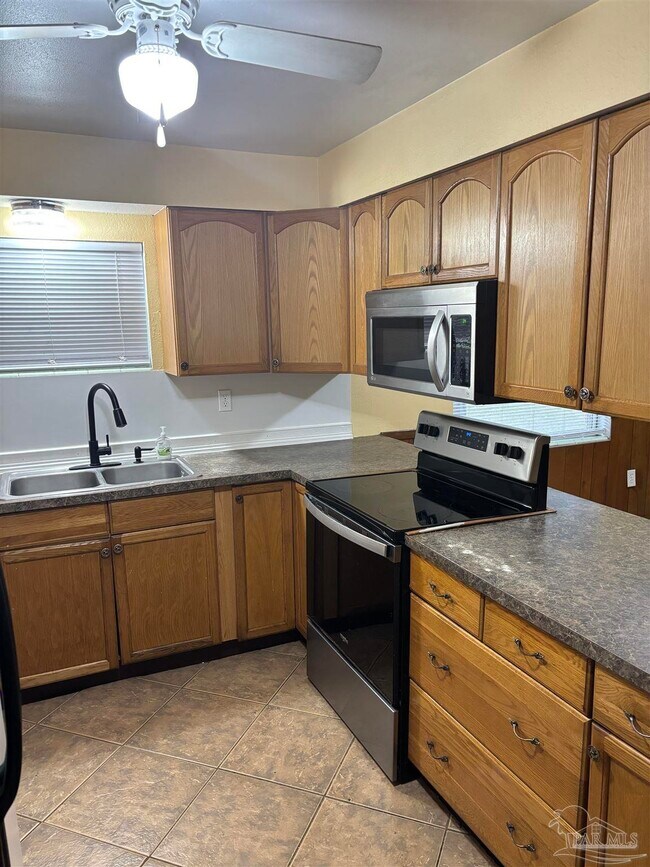 Building Photo - 425 Rentz Ave