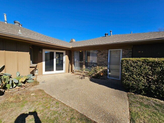 Building Photo - AVAILABLE NOW!