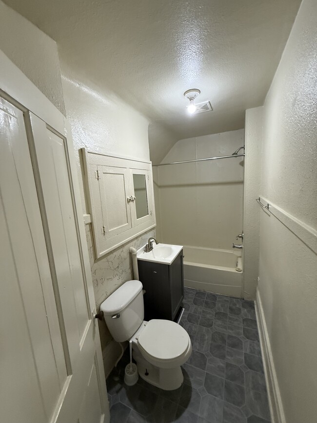 Building Photo - 723 W 1st St