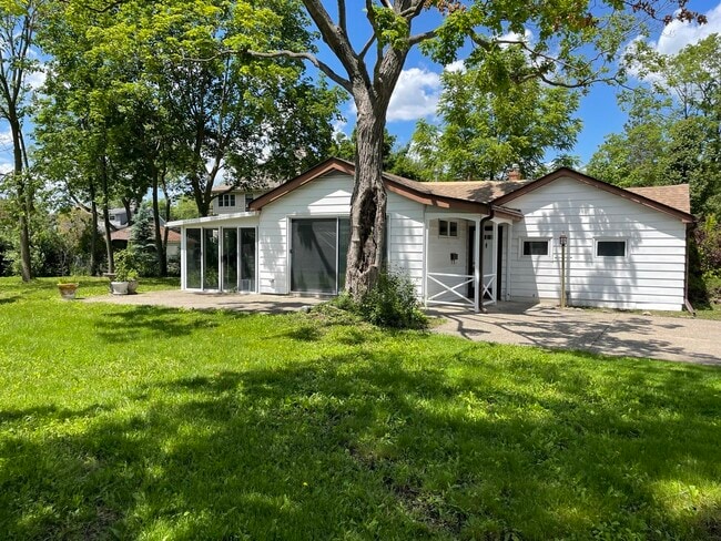 Building Photo - 1142 Broadmoor Pl