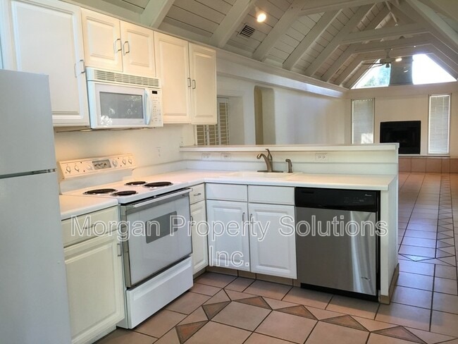 Building Photo - 1223 Poinsettia Ave