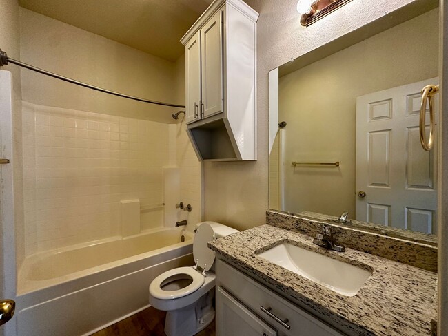 Building Photo - 4/4 Duplex in the Baylor Bubble!