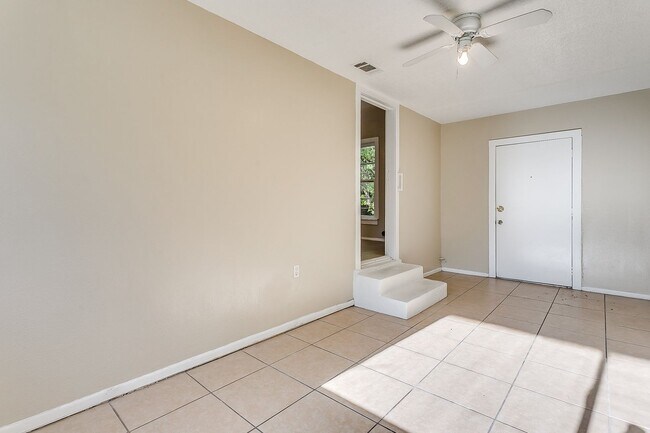 Building Photo - Ready for New Tenants- 2 bedroom 1 bath with an Additional Flex Room  Minutes from TCU- 76109