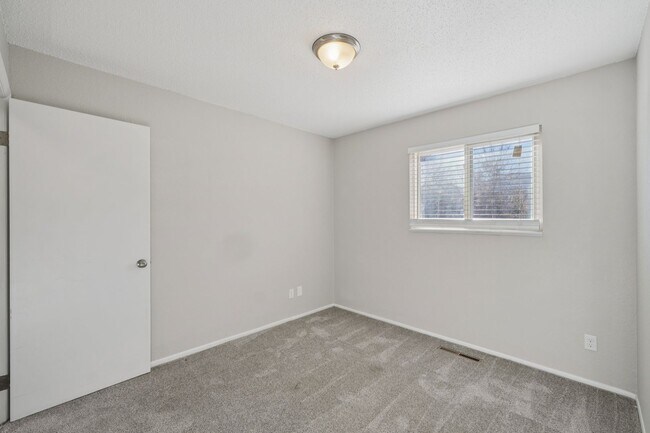 Building Photo - 4 Bed Beauty on West Side!