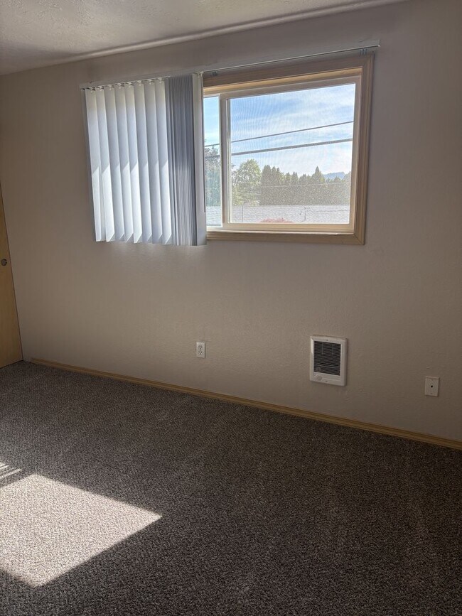 Building Photo - REDUCED RENT & 1ST  FULL  MONTH'S  RENT  FREE  |  Pets Welcome!  |  NO monthly Pet Rent  | Showin...