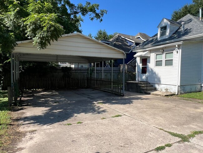 Building Photo - 1352 N Summit Ave