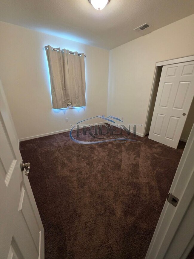 Building Photo - 2062 River Rock Dr