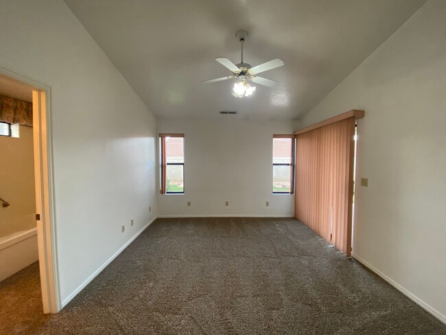 Building Photo - 3 bed 2 bath in nice neighborhood