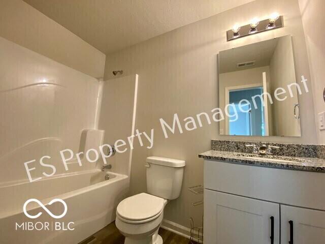 Building Photo - 2913 W Kings Cyn Dr