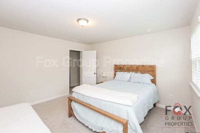Building Photo - 200 Falls Cove Dr
