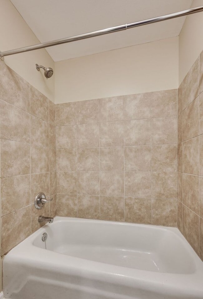 Building Photo - Awesome 2BE/BA townhouse in Bellevue!