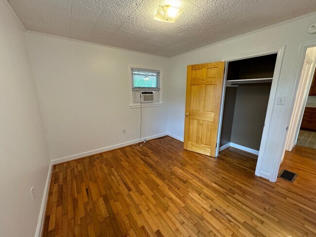 Building Photo - West AVL  - Mountain Views, Garden Space, Beautiful Yard!