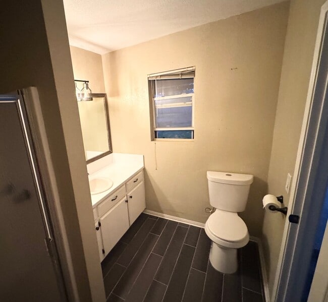 Building Photo - Spacious 3 Bedroom Home