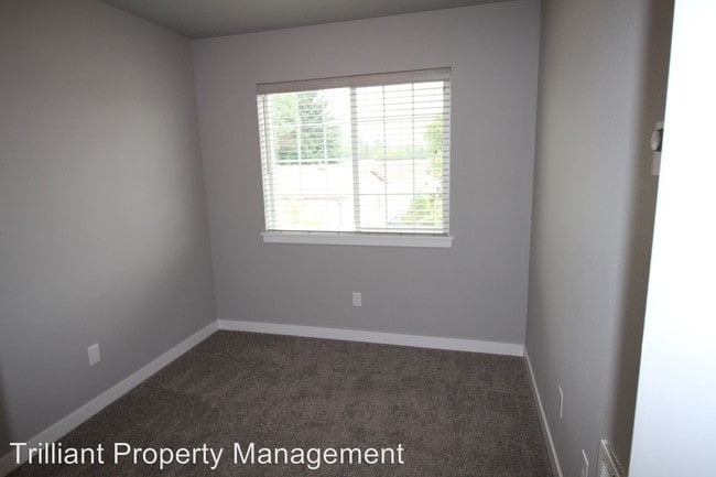 Building Photo - 1520-1580 Gabriela Ct NE