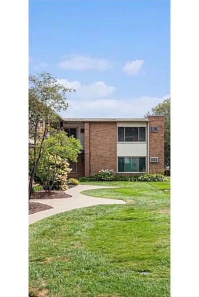Building Photo - 2859 E Maple Rd