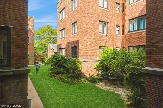 Building Photo - 5656 S Dorchester Ave