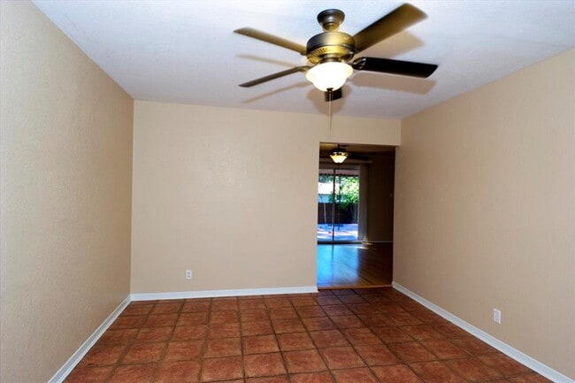 Building Photo - 2614 Little John Ln