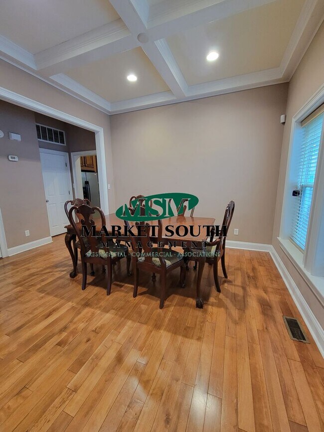 Building Photo - **APPLICATION PENDING!! Renovated Historic District!