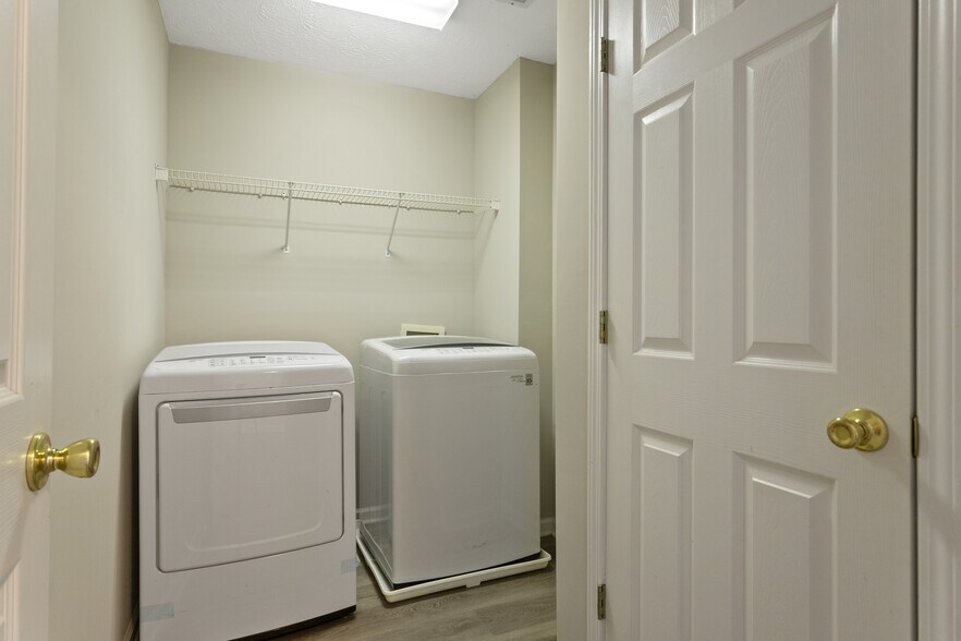 Building Photo - 2325 Winthrope Way Dr