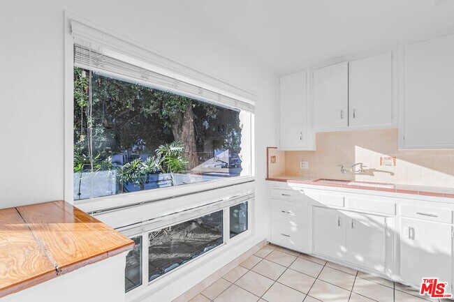 Building Photo - 122 Croft Ave