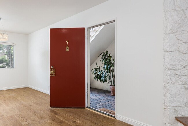 Building Photo - Spacious 2BR on Millionaire's Row!