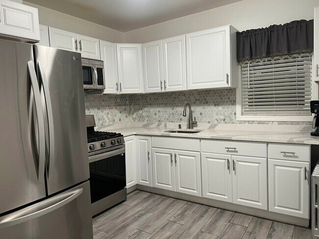 Building Photo - 6126 Washington St