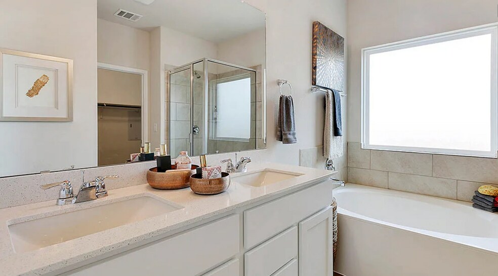 Bath 1 with Bathtube - 4513 Spring Box St