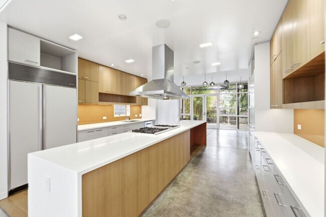 Building Photo - 1076 S Van Ness Ave