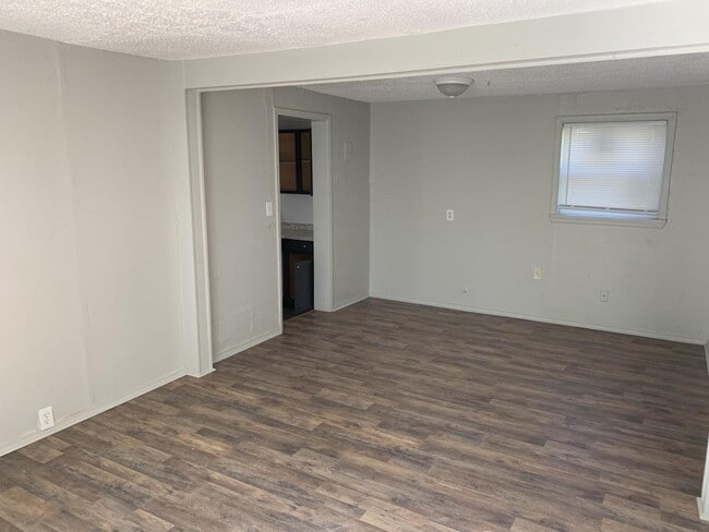 Building Photo - 3633 Mistletoe Ave