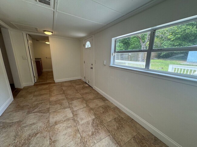Building Photo - Pensacola - North Hill - 2 bed, 2 bath