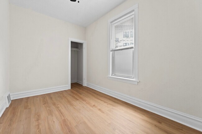 Building Photo - 1429 W Barry Ave
