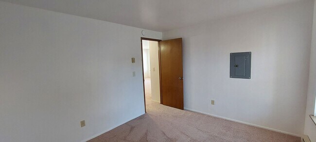 Building Photo - Bright 2 Bedroom Apartment