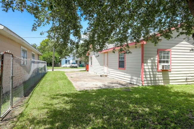 Building Photo - 2312 Carolina Ave