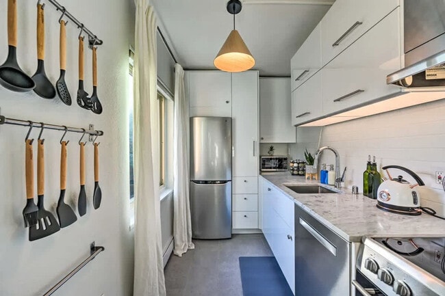 Building Photo - 1400 Hubbell Pl