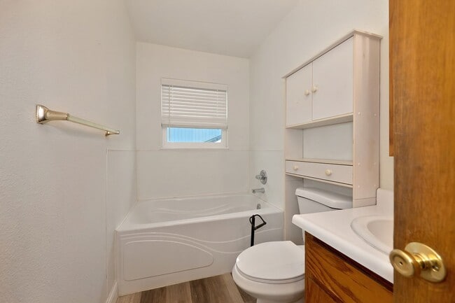 Building Photo - Charming 3 Bedroom, 2 Bath Home Close to Town