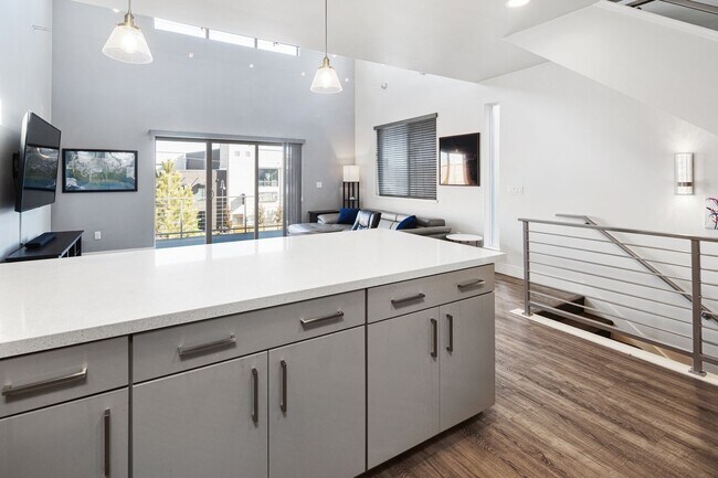 Building Photo - Downtown Executive Furnished Townhouse