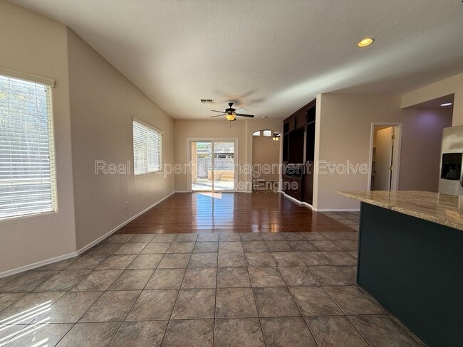 Building Photo - 1677 S Peppertree Dr