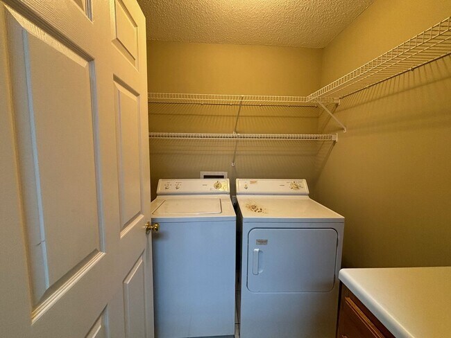 Building Photo - 324 N Ross St