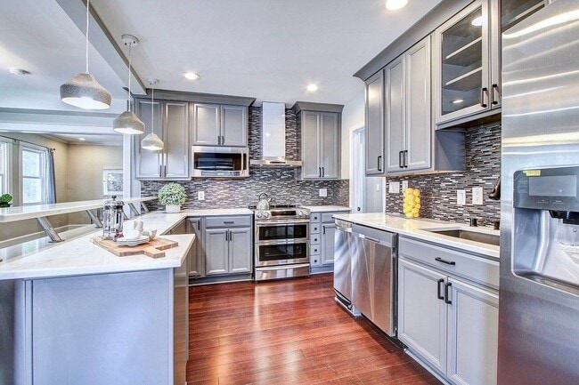 Building Photo - Gorgeous 5 BED + 3.5 Ba in Main House, 1 + 1 in BSMT, 1 + 1 above garage  in the Heart of Downtow...