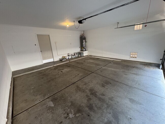 Building Photo - Move in ready east side rental