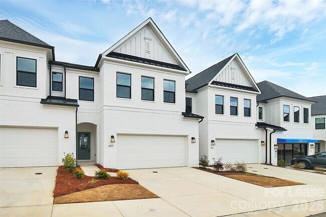 Building Photo - 6029 Mariemont Cir