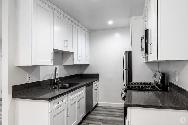 2BR, 2BA - 916SF - Kitchen - 4021 Stevely Ave