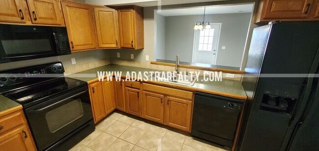 Building Photo - Spacious Basehor Townhome-Available NOW!!