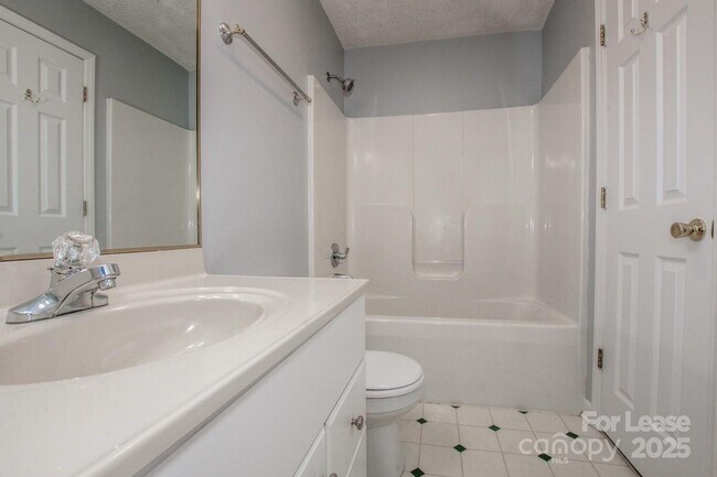 Building Photo - 408 Lytton St