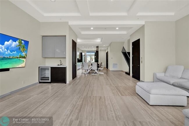 Building Photo - 425 N Ocean Blvd
