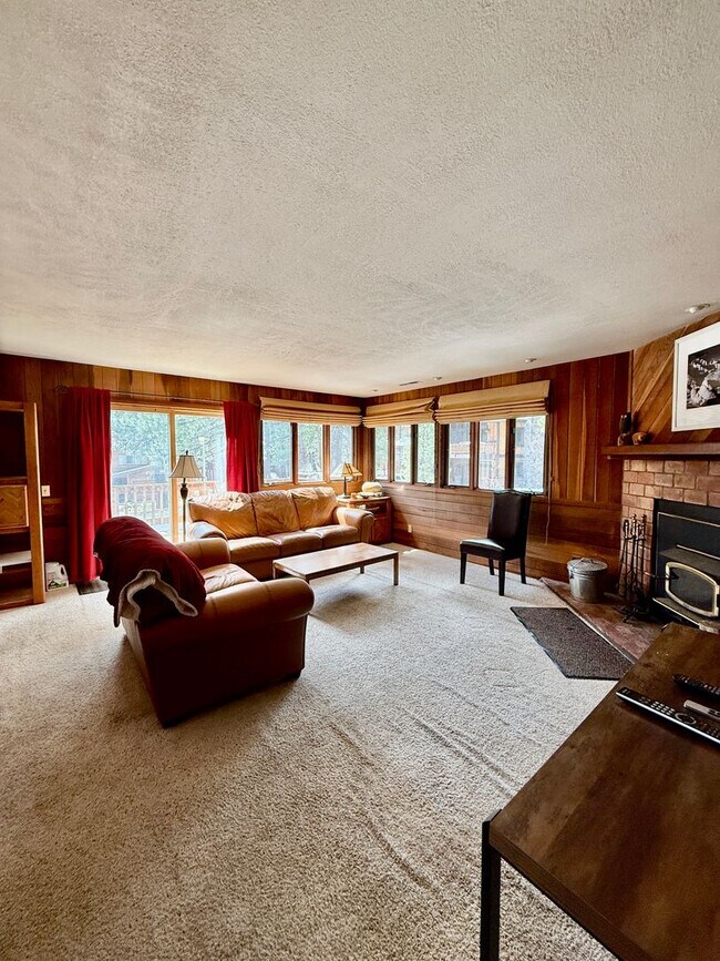 Building Photo - Furnished 3BD/2BA Near Eagle Lodge | Sunny Deck | Wood-Burning Fireplace | Garage