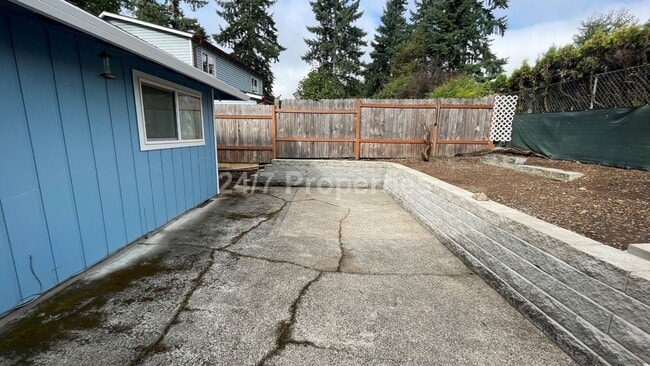 Building Photo - *$1,000 Off First Months Rent!* Beautiful ...