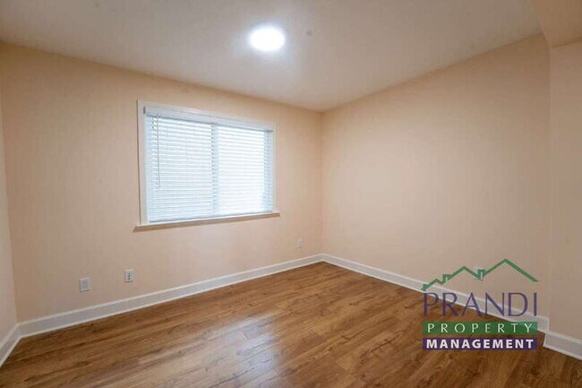 Building Photo - 109A Live Oak Ave