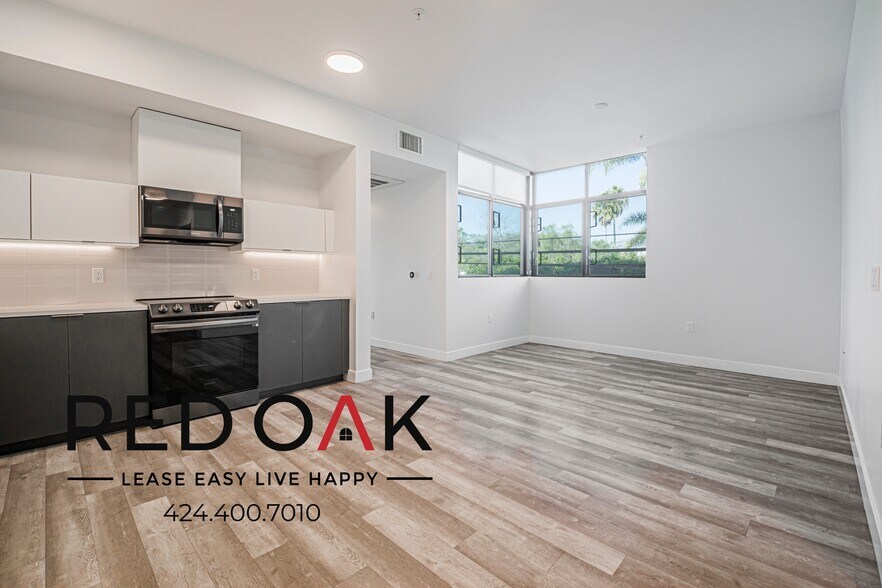 Building Photo - 700 N Spaulding Ave